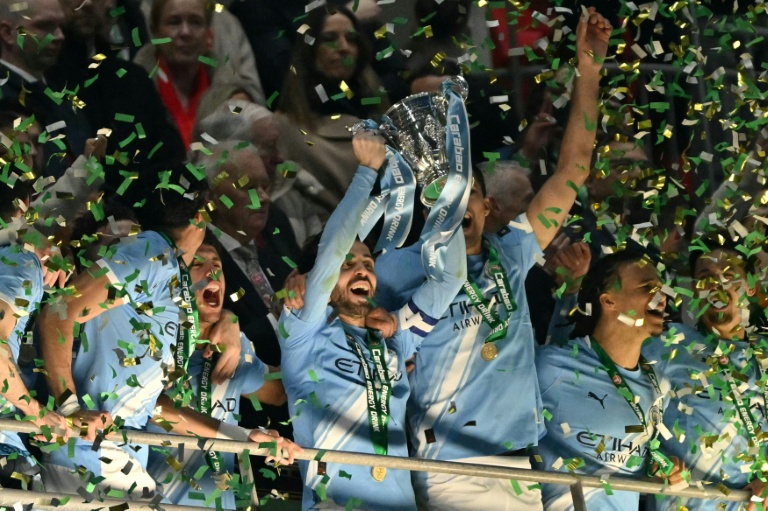 Manchester City's Bernardo Silva lifts the League Cup © AFP Glyn KIRK